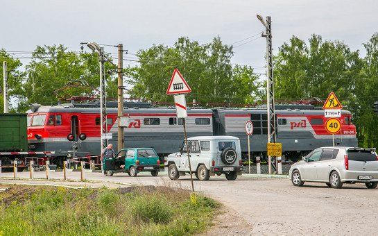 Обеспечение безопасных перевозок пассажиров и грузов автомобильным транспортом через железнодорожные переезды